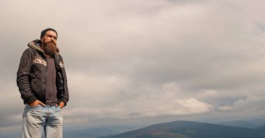 Adam uzun sakal ve bıyık açık.