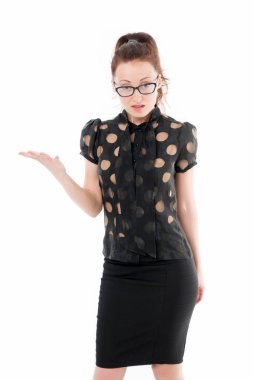 Özel bir şey sunuyorum. Başarılı bir iş kadını elini uzatıyor. Gözlük takan güzel bir kadın. Zarif bir iş kadını. İş, kopyalama alanı