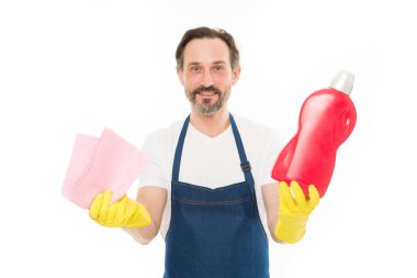 Evini tanıtabilir tutmak. Evde çamaşır deterjanı ve silecek tutan yaşlı temizlikçi. Olgun ev bakıcısı lastik eldiven giyiyor. Ev temizliği ve çamaşırhane hizmetleri