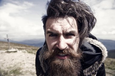 Adam ya da soğuk hava, sakallı adam.