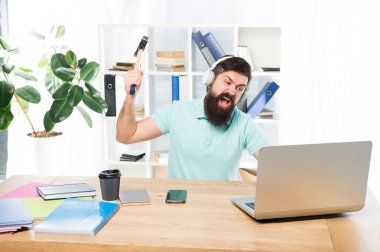 Nefret ofis rutini. Adam sakallı adam kulaklık ofis bilgisayarda çekiç salıncak. Yavaş internet bağlantısı. Eski yazılım. Bilgisayar gecikmesi. Bilgisayar gecikmesi nedenleri. Yavaş gecikme lisistem nasıl düzeltilir?