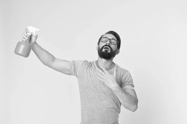 Refrescar conceito. Homem barbudo com óculos refrescar água de aspersão. Homem refrescar com spray frasco fundo amarelo. Está na hora de te refrescares. Temporada quente. Quente e sedento. Em guarda de frescura — Fotografia de Stock