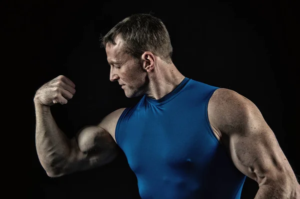 Homem fisiculturista bonito com treinamento do corpo muscular no ginásio — Fotografia de Stock