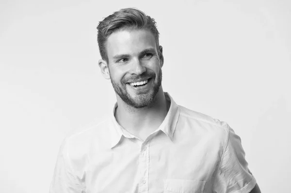 Conceito de Odontologia. Homem bonito barbudo cara sorrindo no fundo branco isolado. Guy sorriso alegre macho se sente feliz e satisfeito. Dentes saúde e beleza. Sorriso brilhante. Homem com sorriso sincero — Fotografia de Stock