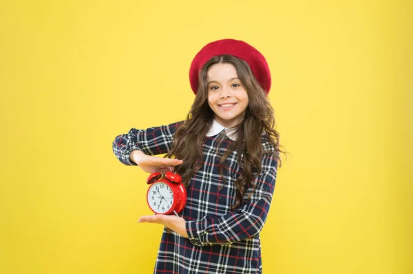 Concepto de Happy hours. Horario y calendario. Chica con despertador. Prepara el despertador. Niña niña sostiene el reloj rojo. Es la hora. Siempre a tiempo. Nunca es demasiado tarde. Defina su propio ritmo de vida — Foto de Stock