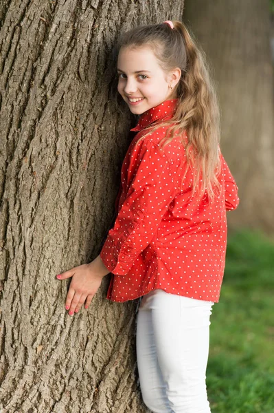 Jen dobré vibrace. Malé holčičce se líbí mír a klid v kufru stromu. Místo výkonu. Klidné místo. Najděte mír a relaxujte v přírodě. Klid a klid. Životní rovnováha. Mírová nálada — Stock fotografie