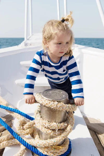 çizgili deniz gömlek hayalperest çocuk. teknede küçük denizci. Hayallerin gerçekleşmesine izin ver. yaz tatili. çocuk rüya denizci olmak. Seyahat. yatta mutlu küçük çocuk. deniz yoluyla tekne gezisi. Bu benim hayalim.