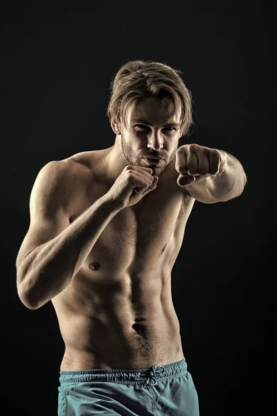 Sexy Macho mit fit nackten Kampf mit Punch, Fitness. bärtiger Mann mit fittem nacktem Oberkörper, Brust, Bauch, Fitness. Sportler mit Sixpack, K.o. Athletentraining mit Energie und Power, Jahrgang. — Stockfoto