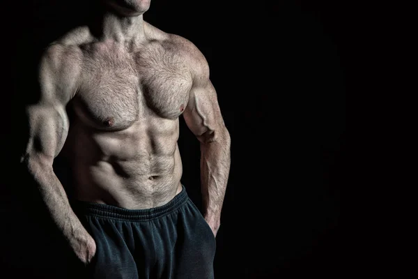 Guapo culturista hombre con entrenamiento muscular en el gimnasio —  Fotos de Stock