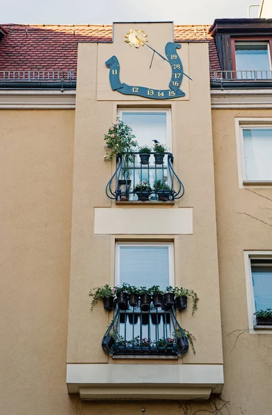Fachada de edificio con ventanas, balcones y decoración en Berlín — Foto de Stock