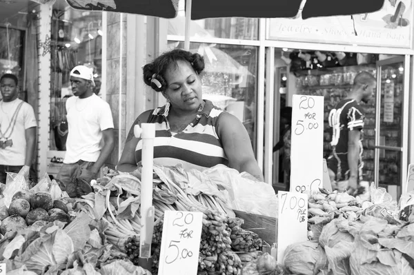 African woman sells vegetables — Stock Photo, Image