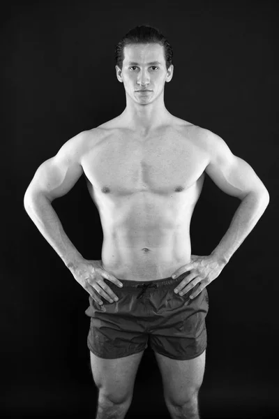 Muskelprotz steht selbstbewusst da. gesund und stark. Sich selbst verbessern. Macho mit muskulösem Oberkörper. attraktiver Kerl muskulöse Brust. Muskelkräftiges Bodybuilder-Konzept. Stolz auf hervorragende Form — Stockfoto