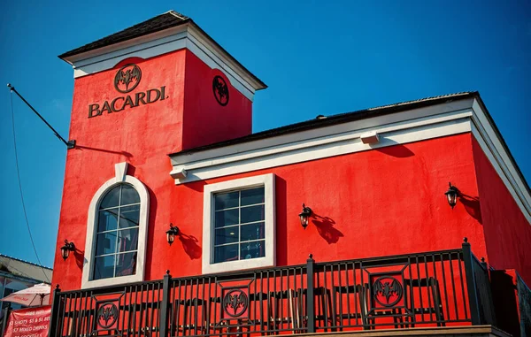 Bacardi sklepu budynku z czerwone ściany na błękitne niebo — Zdjęcie stockowe