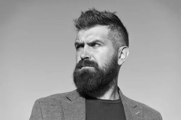 Hipster verschijning. Baard mode en kapper concept. Man met baard hipster stijlvolle modieuze jas. Stijlvolle baard en snor vallen en winter seizoen. Baard en cool. Barber tips onderhouden baard — Stockfoto