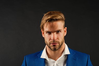 Yoğun çalışma gününden sonra stresli hissediyorum. Katı sakallı, mutsuz bir adam bitkin, karanlık bir geçmişe sahip görünüyor. İşkolik konsept. Tıraşsız adam stresli iş toplantısından sonra stresli görünüyor.