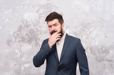 Mükemmel sakalına dokunuyor. Mükemmel şekil leniyorum. Terzi veya moda tasarımcısı. Modern hayat. Erkek manken. Olgun bir iş adamı. Resmi takım elbiseli vahşi sakallı hipster. sakallı zarif adam