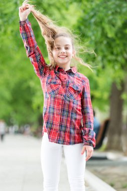Rüzgarlı bir günde rahat ve rahat hissediyorum. Rüzgarlı bir günde uzun saçlarla ilgilen. Rüzgarlı günlerde giyilecek saç modelleri. Rüzgar geçirmez saç modelleri. Kız küçük sevimli çocuk rüzgarlı gün doğa arka plan üzerinde yürümek keyfini çıkarın