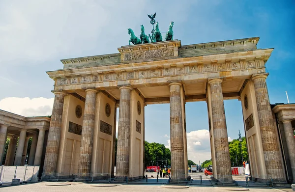 Brandenburger tordenkmal in der stadt an sonnigem tag — Stockfoto