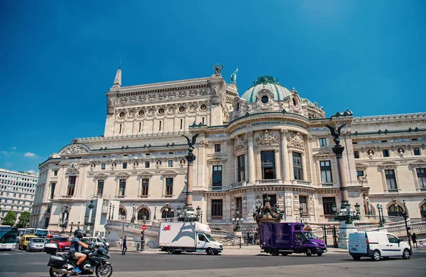 Dom palace lub opera Garnier opierając się na słoneczne niebo niebieski — Zdjęcie stockowe