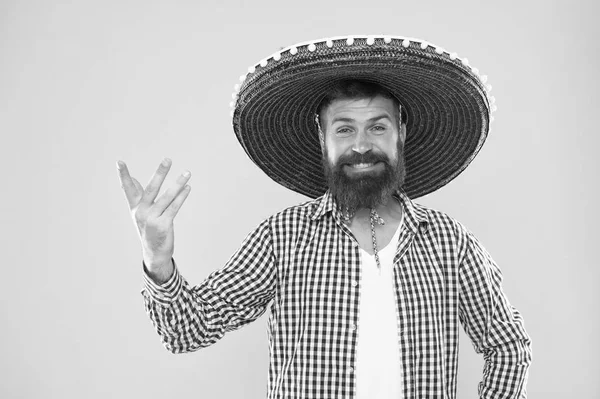 Conceito de festa mexicana. Celebre as tradicionais férias mexicanas. Vamos divertir-nos. Mexicano feliz roupa festiva pronto para comemorar. Homem barbudo cara alegre usar sombrero chapéu mexicano fundo amarelo — Fotografia de Stock