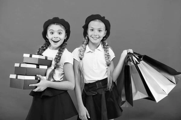 Grande venda no shopping center. crianças menina pequena com sacos de compras. Presentes de aniversário e Natal. Feliz compras online. Dia internacional das crianças. amizade e irmandade. Loja online — Fotografia de Stock