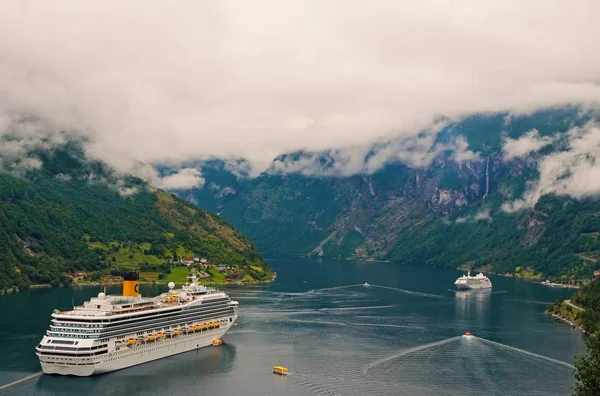 休暇、旅行、放浪者。ノルウェーのフィヨルドのクルーズ船。旅客客船が港にドッキング。旅行先、観光。冒険、発見、旅. — ストック写真