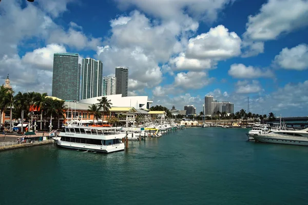 Stad haven waterfront met boten op blauw water in Usa — Stockfoto
