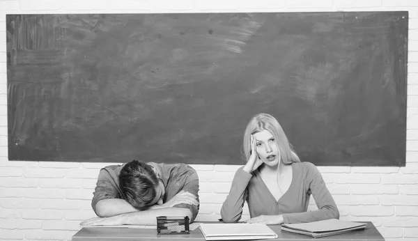 Le programme scolaire. La vie étudiante. Leçon et tableau noir. Journée des professeurs. Deux hommes et une femme en classe. Enseignement à domicile. École moderne. Journée du savoir. Je retourne à l'école. couple fatigué — Photo