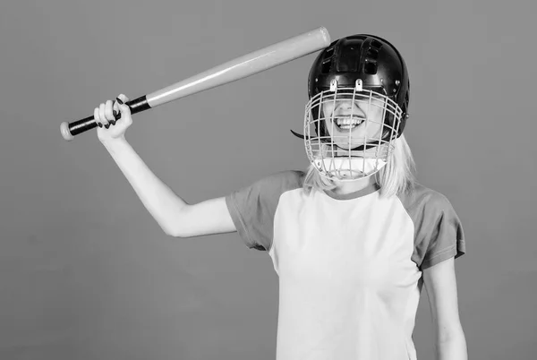 예쁜 금발 야구 헬멧을 착용 하 고 파란색 배경에 방망이 잡고 소녀. 야구 여자 선수 개념입니다. 준비는 공격을 격퇴. 여자 야구 게임을 즐길 수 있습니다. 야구 스포츠에 있는 여자 — 스톡 사진