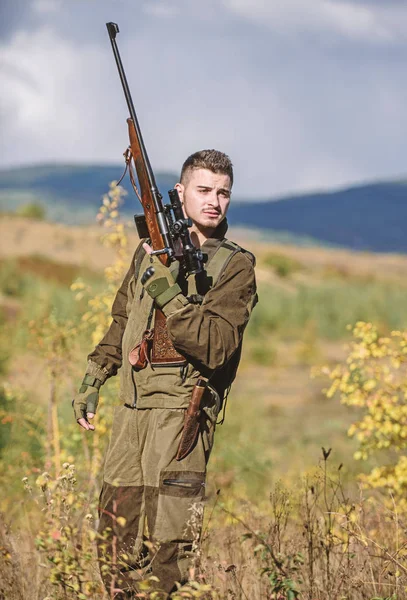 Hombre con equipo de caza de rifles fondo de la naturaleza. Lo que debe tener mientras caza entorno natural. Recarga el concepto de rifle. Equipo de caza y medidas de seguridad. Prepárate para la caza — Foto de Stock