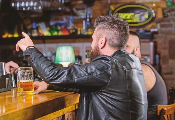 Sexta à noite. O bar é um lugar relaxante para tomar uma bebida e relaxar. Homem com barba passar o lazer no bar escuro. Hipster relaxando no bar com cerveja. Brutal hipster barbudo homem sentar no bar balcão beber cerveja — Fotografia de Stock