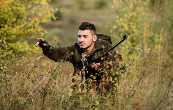 La chasse est un passe-temps masculin brutal. Saisons de chasse et de piégeage. Le chasseur barbu sérieux passe ses loisirs à chasser. Homme porter des vêtements de camouflage fond de la nature. Permis de chasse. Chasseur tenir fusil — Photo