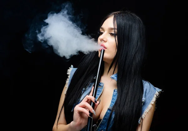 Bar Hookah. Un cigarrillo electrónico. Chica de moda vapeando. Nube blanca de humo. Vapear es sexy. Adicción a la nicotina. Glamorosa morena fumando dispositivo de vapeo fondo negro. Chica vapeando. Descansar y relajarse — Foto de Stock