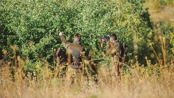 Jagers vrienden genieten van vrije tijd. Samenwerking en ondersteuning. Activiteit voor echte mannen concept. Jagers met geweren in natuur omgeving. Jagers gamekeepers zoekt dier of vogel. Jacht met vrienden — Stockfoto