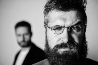 Göz sağlığı ve görüş. Optik ve vizyon kavramı. Gözlüklü aksesuar, şık görünmek için. Akıllıca bir bakış. Hippi tarzı ve moda. Hippi gözlükleri. Yakışıklı sakallı hippi gözlük takıyor.