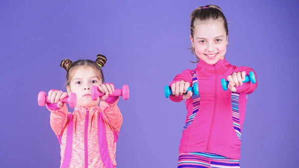 Silne i zdrowe. Cute siostry mają trening fizyczny siły mięśni. Budowanie siły ręki małe dziewczynki. Małe dzieci rozwija siłę z hantle. Pasowania dzieci wykonywania ich siłę — Zdjęcie stockowe
