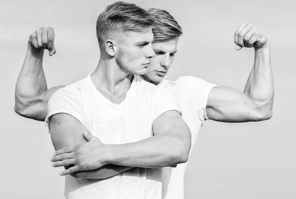 Männer Zwillinge muskulöse Brüder Himmel Hintergrund. Männer starker muskulöser Sportler Bodybuilder posiert selbstbewusst in weißen Hemden. Sportlicher Lebensstil und gesunder Körper. Attraktive Zwillinge. Schöne starke Zwillinge — Stockfoto