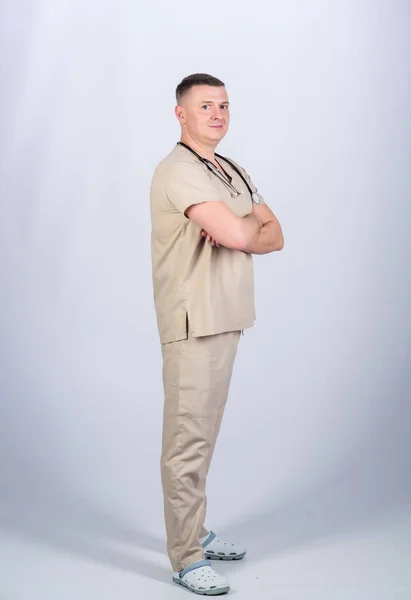 Assistente infermiere di laboratorio. medico di famiglia. tirocinante pediatra. Medico. medico fiducioso con stetoscopio. medicina e salute. uomo in uniforme medica. prescrizione del trattamento. assistente di laboratorio . — Foto Stock