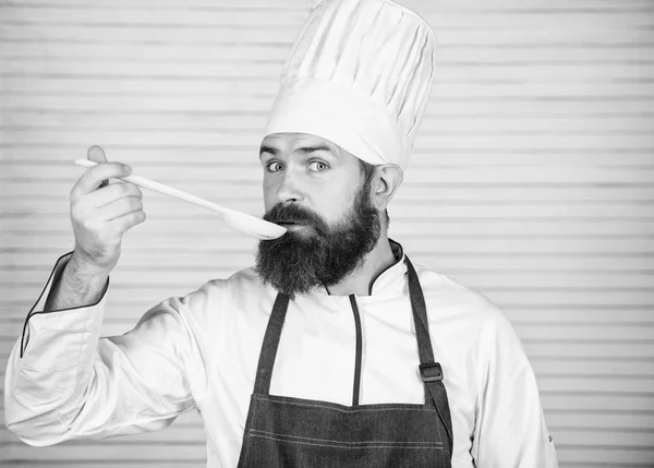 Chef smaak Souce van houten lepel. Cuisine culinair. Vitamine. Gezond eten koken. Volwassen hipster met baard. Gelukkig bebaarde man. recept van de chef. Dieet van biologisch voedsel. Mannelijke verzorging — Stockfoto