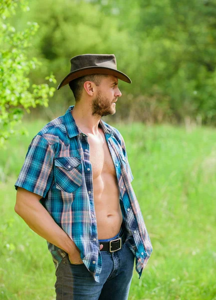 カウボーイハットの筋肉牧場の男。セクシーな農家はリラックス。農業と農業の栽培。休憩の時間。エコファーム収穫。幸せな地球の日。エコリビング。お最適なサービス — ストック写真