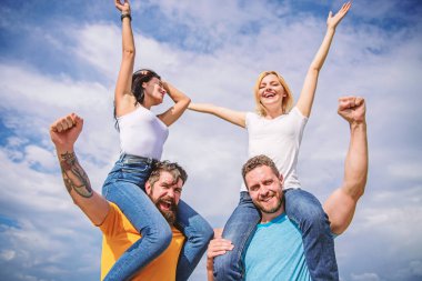 Rock Müzik Festivali. Özgürlük hissediyorum. Neşeli çiftler dans. Arkadaşlar eğlenmeye açık hava festivali yaz. Kadın ve erkek Müzik Festivali tadını çıkarın. Ünlü Festivali tatil sırasında ziyaret edin. Mutluluk ve sevinç