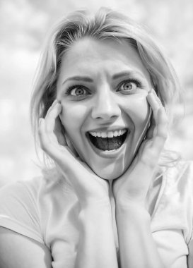 Duygusal kadın moda kısa saç sarışın. Pozitif insan emotio