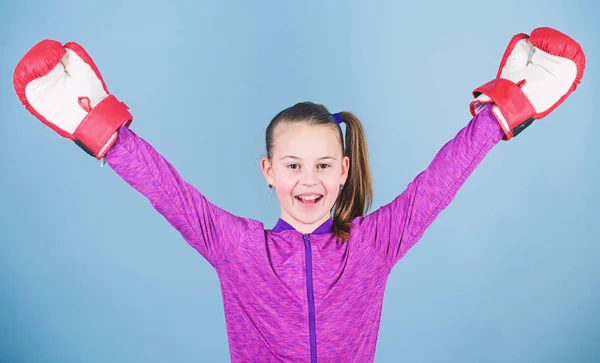 Boxeadora. La educación deportiva. El boxeo proporciona una disciplina estricta. Chica linda boxeador sobre fondo azul. Contrariamente al estereotipo. Niño boxeador con guantes de boxeo. Adolescente segura. Disfrutar del deporte — Foto de Stock