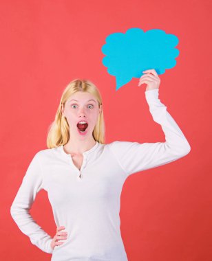 Konuşma balonu olan kız. Düşünceleri şaşırttı çok güzel kadın. Karar ve çözüm. Sorunu çözmek. Onun aklında ne olduğunu. Karar verin. İpucu ve kavram ima. Karar ve düşünceler kopya alanı