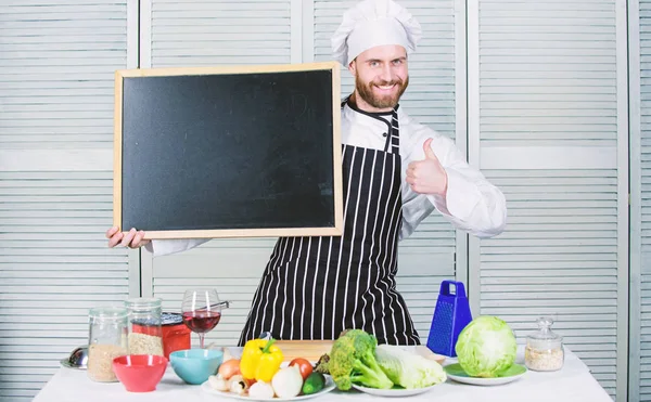 Unsere Schule ist die beste. Mann zeigt Daumen hoch mit leerem Brett. Ausbildung in Kochen und Nahrungsmittelzubereitung. Chefkoch unterrichtet Meisterkurs in Kochschule. Meisterkoch beim Kochkurs, Kopierraum — Stockfoto