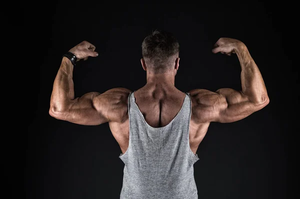 Musculation et sport. concept de force et de forme. Sport et fitness. Bodybuilder montrant les muscles, les biceps et les triceps. bras fléchissants avec les poings. musculation. bodybuilder montrer ses muscles. soin du corps — Photo