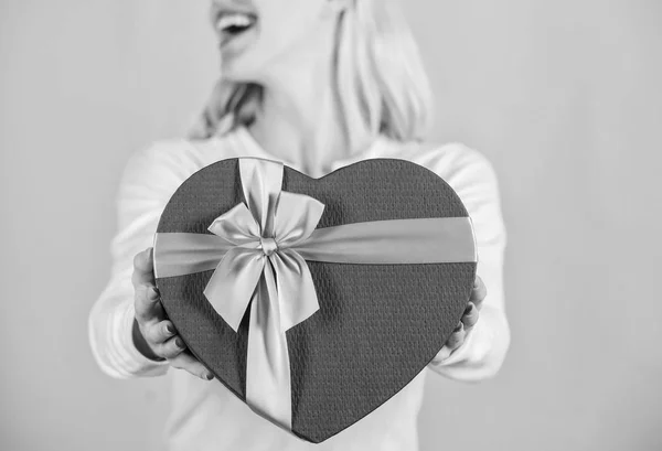 Bereitete etwas Besonderes für ihn vor. Sie ist eine romantische Person. Valentinstagsgeschenk für Freund. Finden Sie ein besonderes Geschenk für Freund Verlobten oder Ehemann. Romantisches Überraschungsgeschenk für ihn. Weibliche Hände halten Geschenkbox — Stockfoto