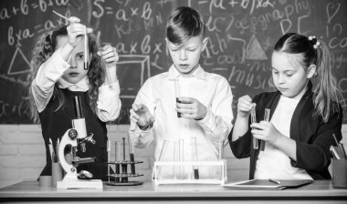 Çalışınca. Laboratuvar mikroskop. çocuk günü. Kimya mikroskop. öğrencileri Biyoloji deneyleri mikroskopla yapıyor. Öğrenme kimya okul laboratuarında ufak çocuklar. Küçük çocuklar Laboratuvarı