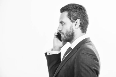 Adam resmi elbise çağrısı destek hizmeti. Mobil telefon konuşma. Danışma ve yardım. İş arama kavramı. Telefon görüşmeleri. Teknik destek servisini arayın. İşadamı smartphone yakınında tutun