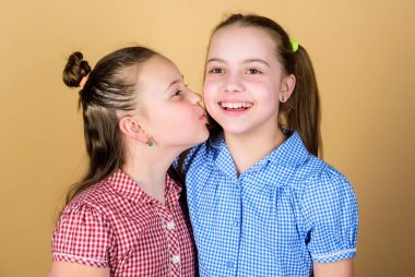 Mutlu çocukluk. Kız kardeşler birlikte eğleniyor. Sevimli kız kardeşler gülümseyen yüzler. Aile sevgisi. Kardeşlik kavramı. Mutlu çocuklar birlikte oynar. Kız kardeşolmak her zaman eğlencelidir. Sonsuza kadar en iyi arkadaşlar